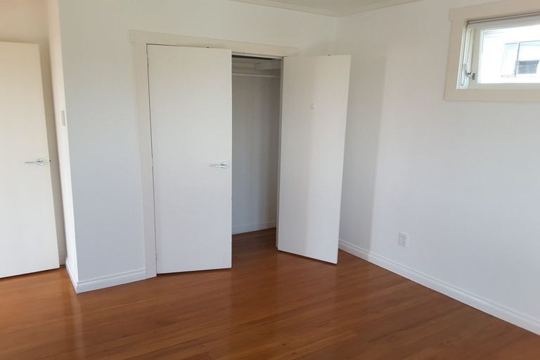 Photo of property in 2/128 Aberdeen Road, Campbells Bay, Auckland, 0620