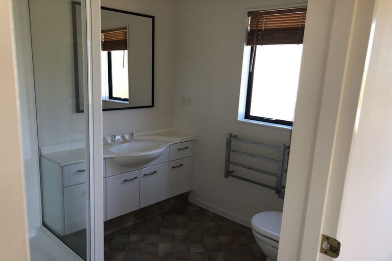 Photo of property in 32 Kilkenny Place, Fitzherbert, Palmerston North, 4410