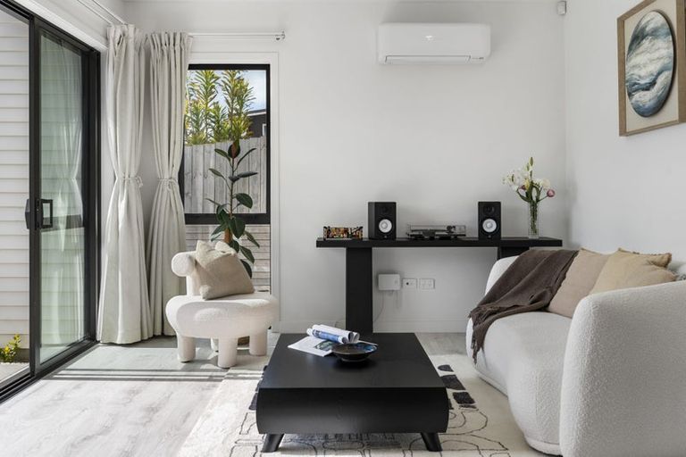 Photo of property in 562a Beach Road, Rothesay Bay, Auckland, 0630