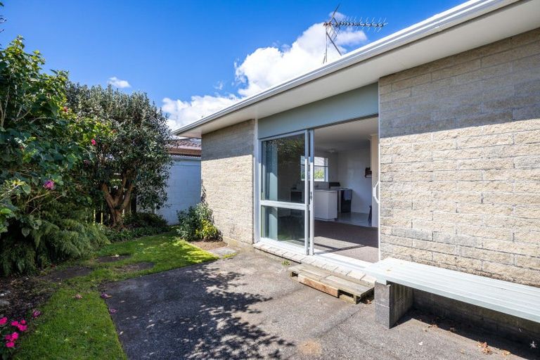 Photo of property in 4/50 Paynters Avenue, Strandon, New Plymouth, 4312