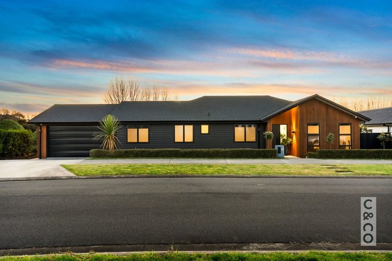Photo of property in 21 Vogwill Road, Kumeu, 0810