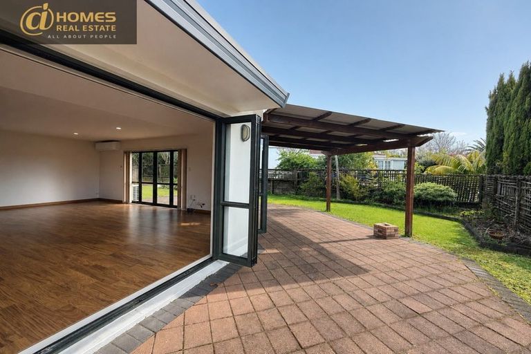 Photo of property in 5 Queen Natalie Place, Massey, Auckland, 0614
