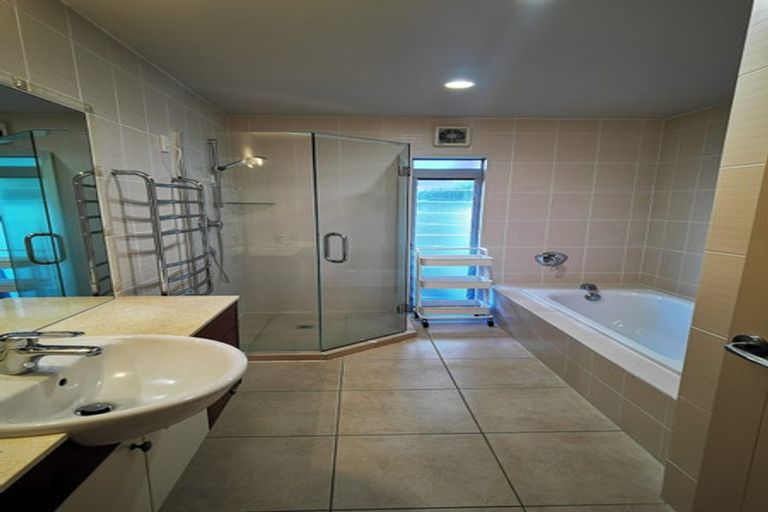 Photo of property in 20 Bournemouth Terrace, Murrays Bay, Auckland, 0630