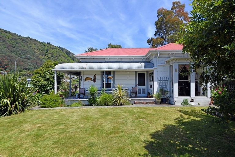 Photo of property in 39 Wairau Road, Picton, 7220