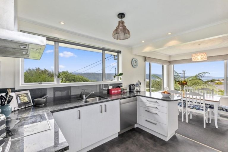 Photo of property in 30 Poto Road, Normandale, Lower Hutt, 5010