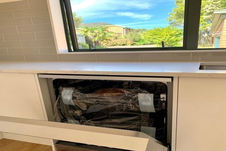 Photo of property in 11 San Ambrosio Rise, Henderson, Auckland, 0612