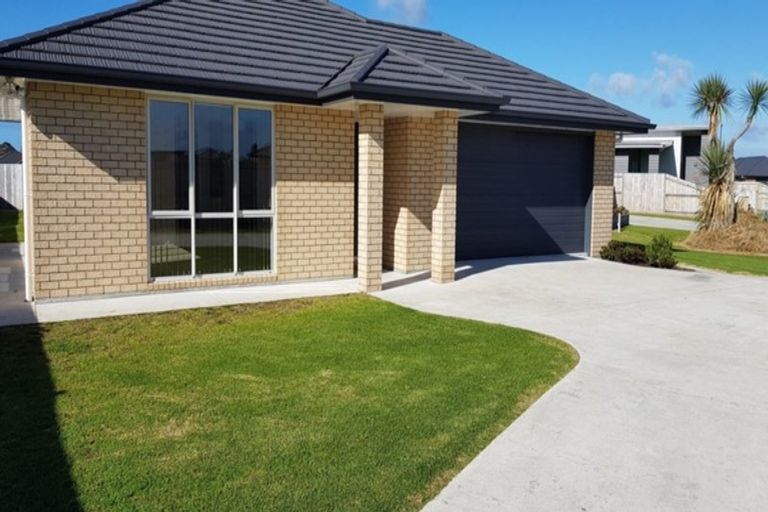 Photo of property in 8 Kamahi Place, One Tree Point, 0118