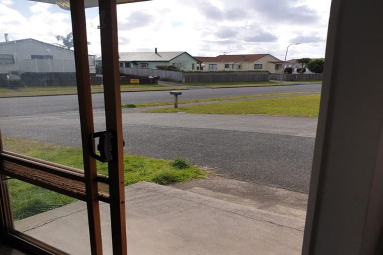 Photo of property in 17a Edgewater Parade, Waiuku, 2123