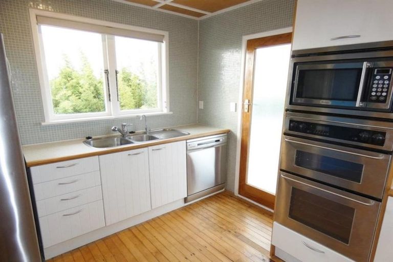 Photo of property in 2 Karoro Road, One Tree Point, 0118