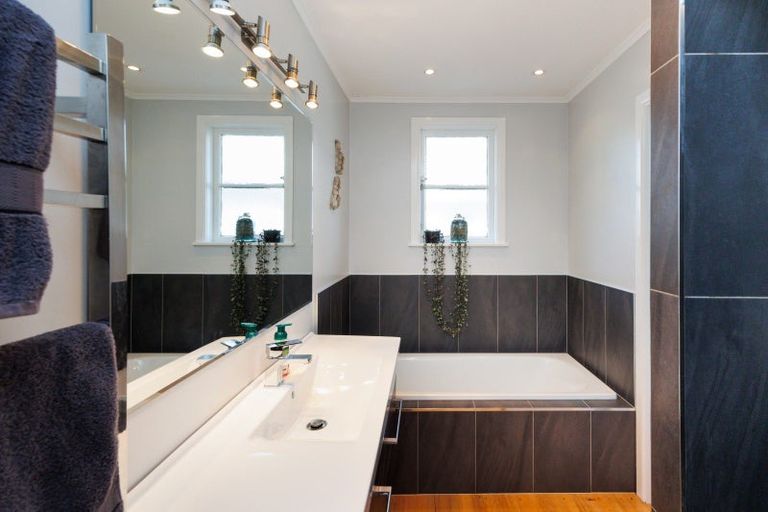 Photo of property in 144 Ruamahanga Crescent, Terrace End, Palmerston North, 4410