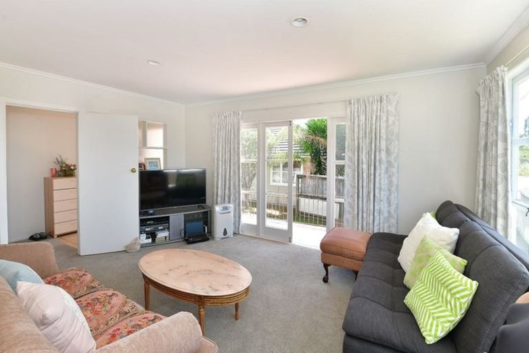 Photo of property in 1/11 Merton Avenue, Glenfield, Auckland, 0627