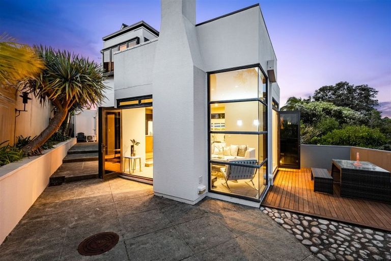 Photo of property in 11 Waimana Avenue, Northcote Point, Auckland, 0627