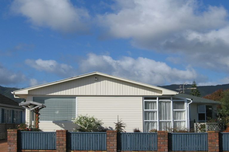 Photo of property in 49 Holyoake Crescent, Avalon, Lower Hutt, 5011