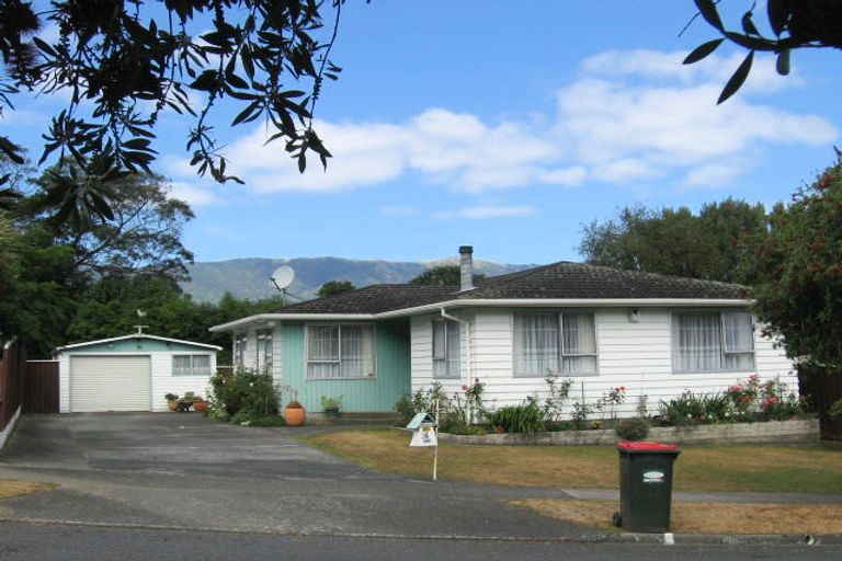 Photo of property in 18 Larchmont Grove, Totara Park, Upper Hutt, 5018