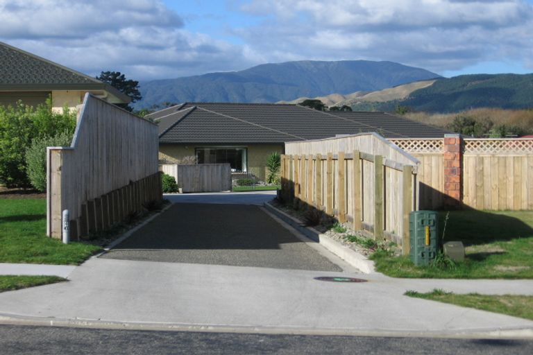 Photo of property in 21 Leanne Way, Waikanae Beach, Waikanae, 5036