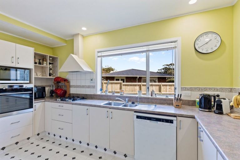 Photo of property in 12 Beaumont Crescent, Frankleigh Park, New Plymouth, 4310