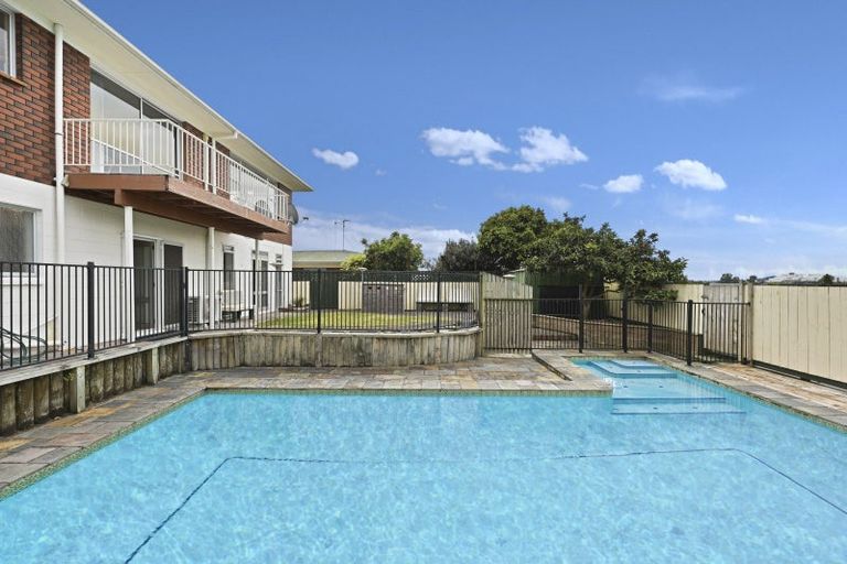 Photo of property in 16 Resthill Crescent, Glenview, Hamilton, 3206