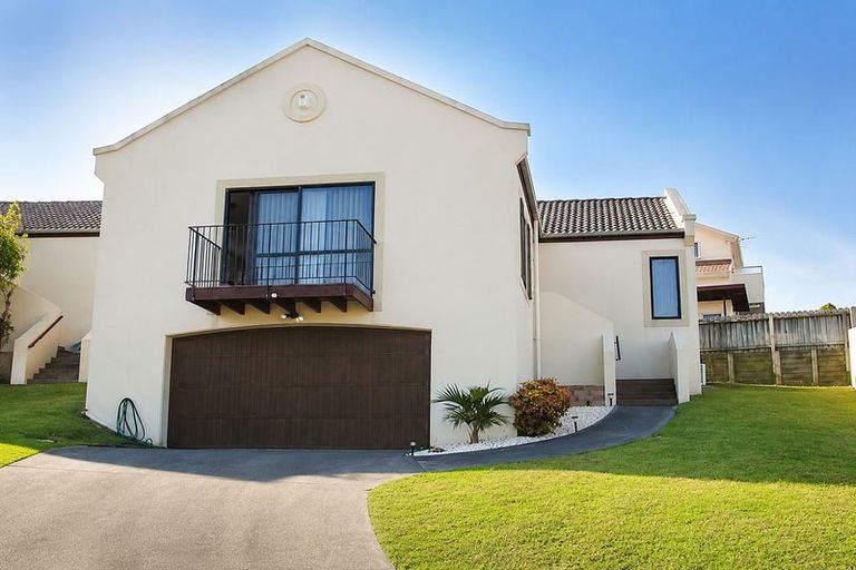 Photo of property in 18 Astelia Place, Goodwood Heights, Auckland, 2105