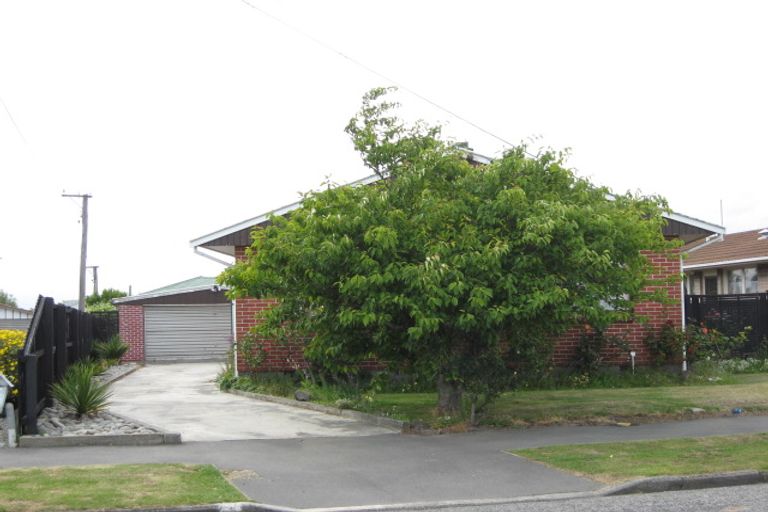 Photo of property in 82 Frensham Crescent, Woolston, Christchurch, 8062