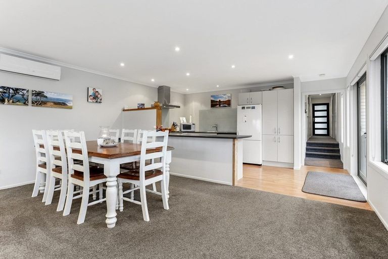 Photo of property in 6 Ward Crescent, Te Atatu Peninsula, Auckland, 0610