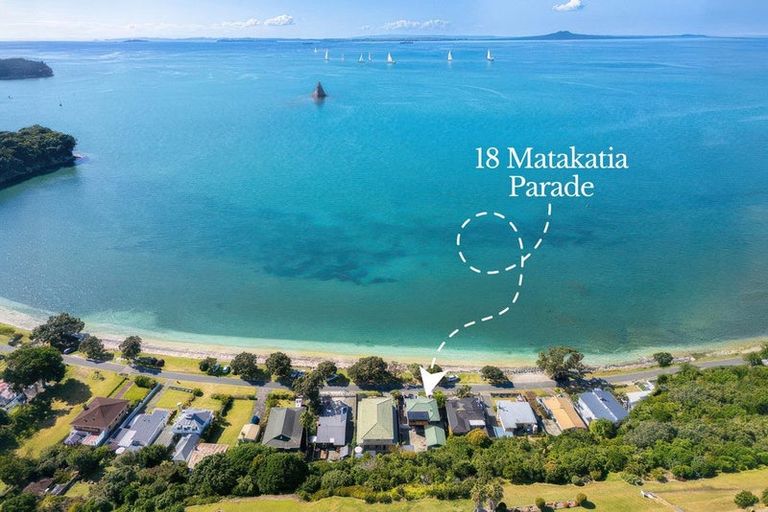 Photo of property in 18 Matakatia Parade, Matakatia, Whangaparaoa, 0930