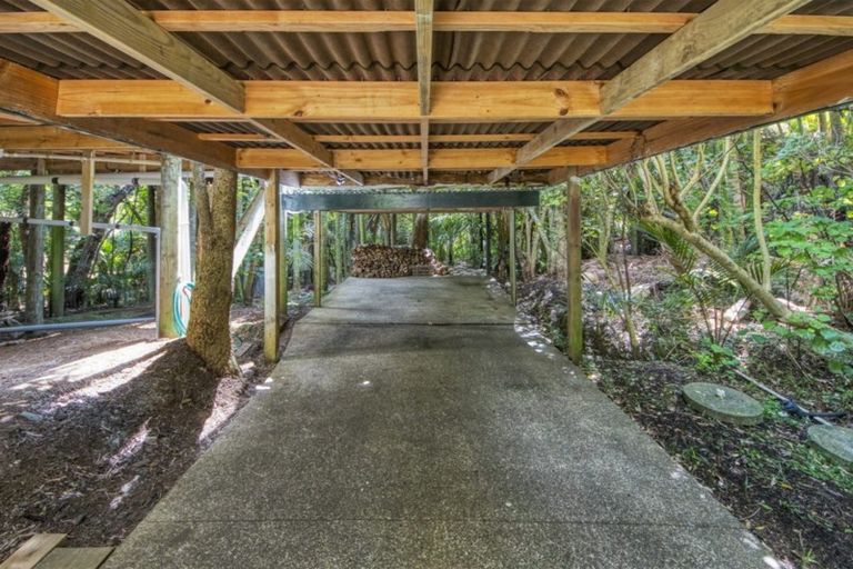 Photo of property in 15 Rayner Road, Piha, 0772