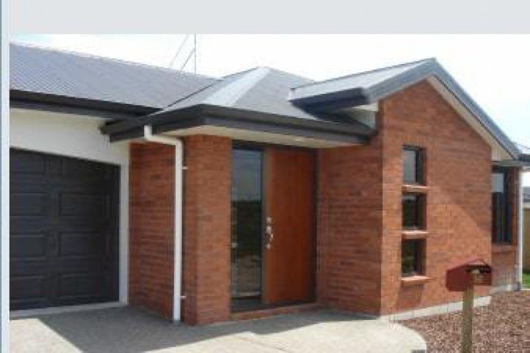 Photo of property in 16 Gibbston Close, Huntington, Hamilton, 3210