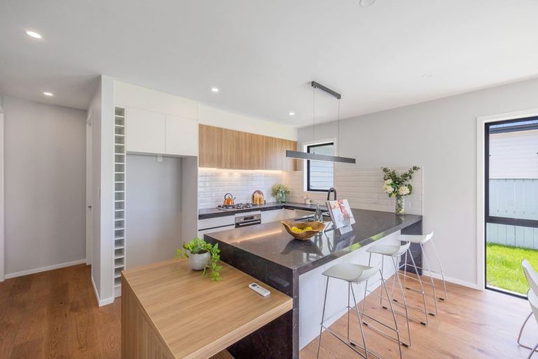 Photo of property in 14 Madden Avenue, Kumeu, 0810