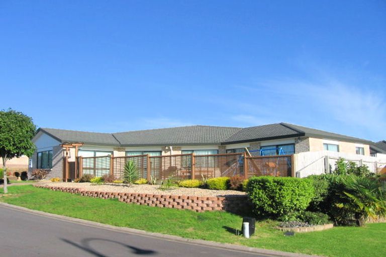 Photo of property in 33 Fleetwood Drive, Henderson, Auckland, 0612