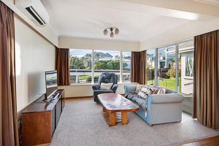 Photo of property in 37 Kenmore Street, Newlands, Wellington, 6037