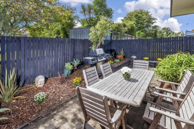 Photo of property in 1/18 Oliver Twist Avenue, Mellons Bay, Auckland, 2014