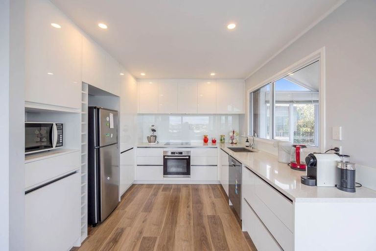 Photo of property in 2/4 Rangitoto Terrace, Milford, Auckland, 0620