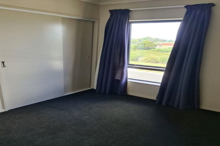Photo of property in 24 Kuurae Crescent, Weymouth, Auckland, 2103