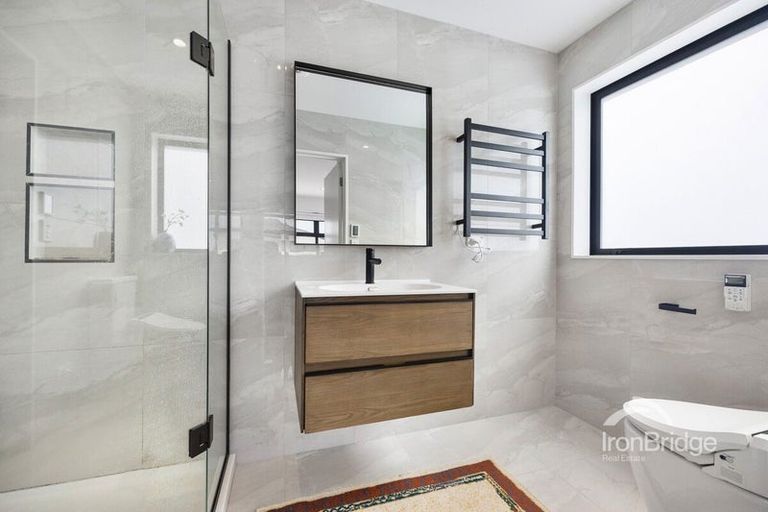 Photo of property in 21a Sovereign Place, Glenfield, Auckland, 0629