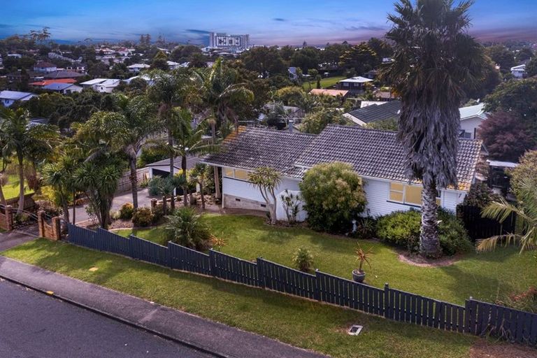 Photo of property in 14 Roick Parade, Glen Eden, Auckland, 0602