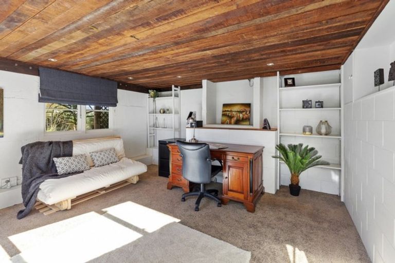 Photo of property in 22 Tai Paku Paku Road, Karaka Bays, Wellington, 6022