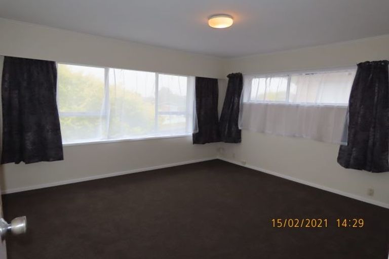 Photo of property in 8 Bodi Place, Te Atatu South, Auckland, 0610