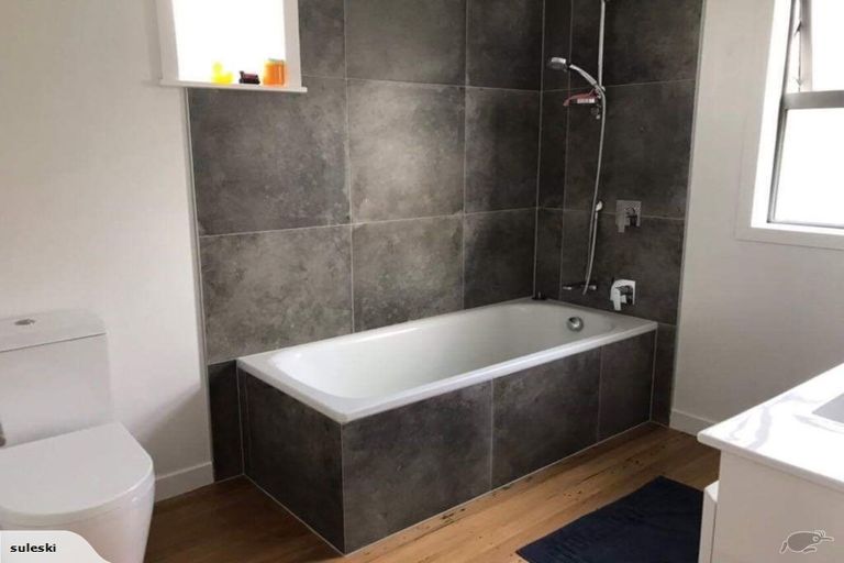 Photo of property in 2/4 Heath Avenue, Northcote, Auckland, 0627