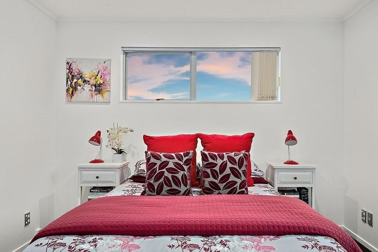 Photo of property in 33 Triangle Road, Massey, Auckland, 0614