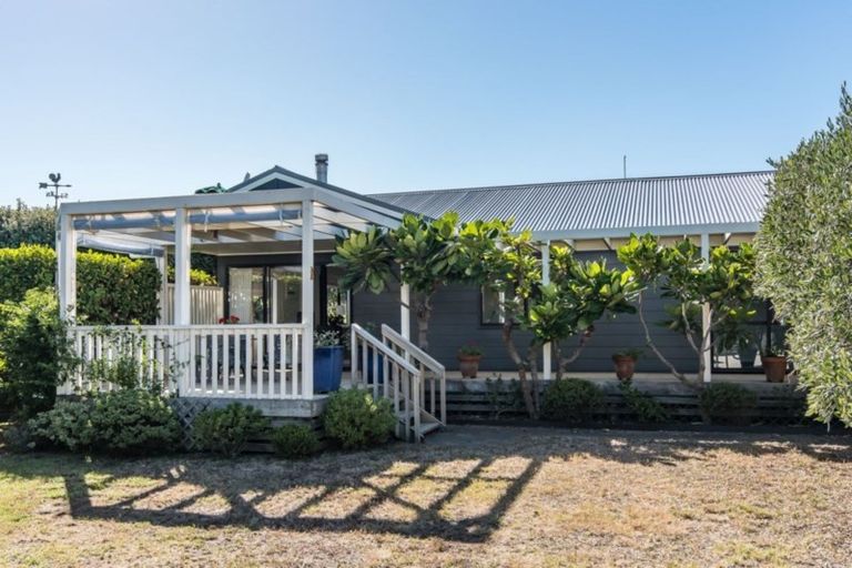 Photo of property in 6 Marram Way, Peka Peka, Waikanae, 5391