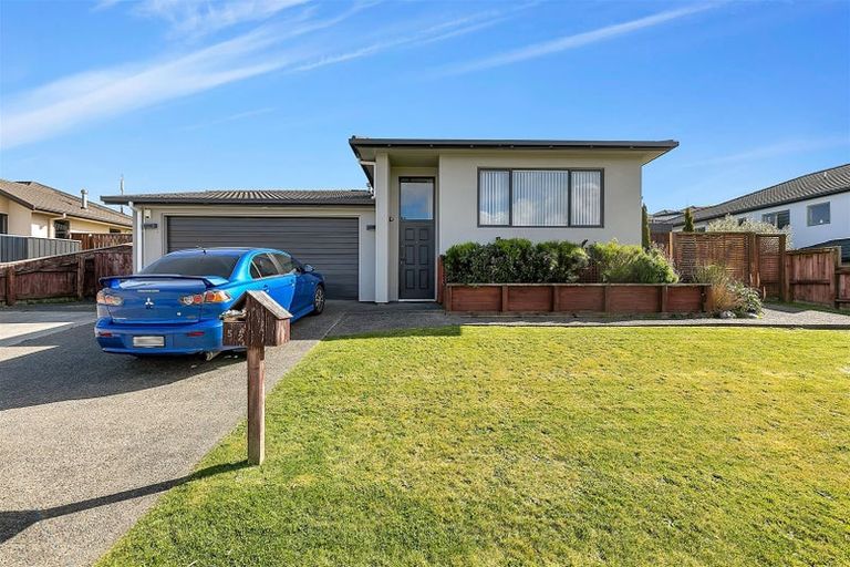 Photo of property in 52 Aotea Drive, Aotea, Porirua, 5024
