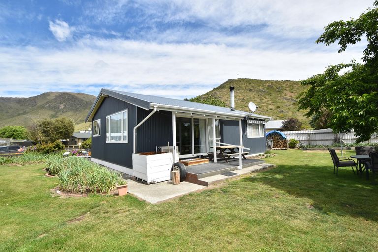 Photo of property in 2 Keene Place, Omarama, 9412