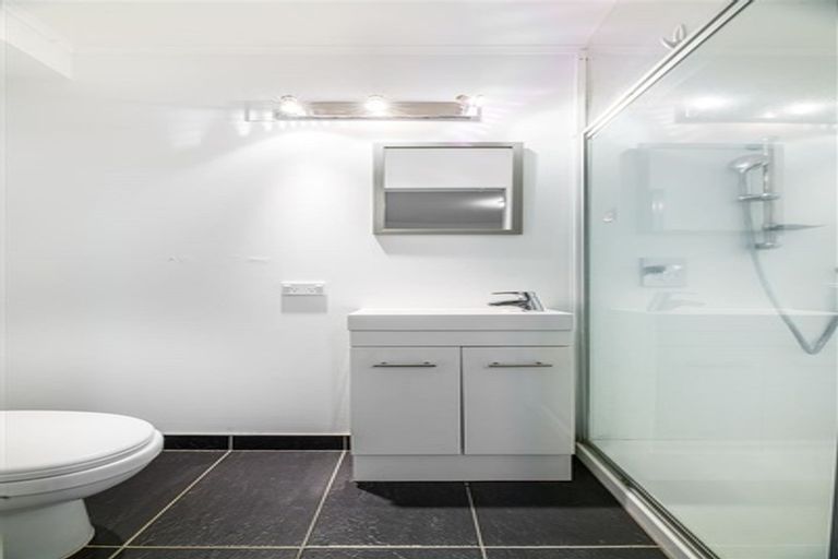 Photo of property in 8 Thuja Street, Green Bay, Auckland, 0604