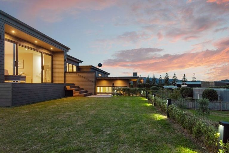 Photo of property in 6 Taiawa Place, Omaha, 0986