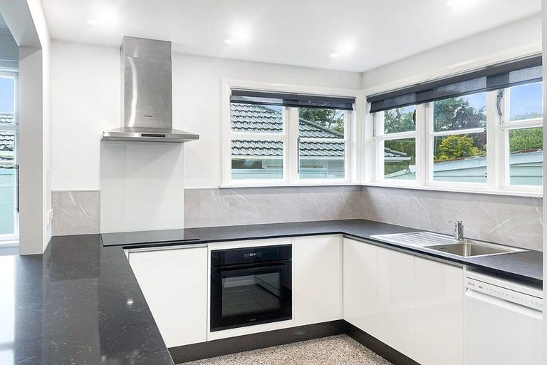 Photo of property in 31 Pinehaven Road, Pinehaven, Upper Hutt, 5019