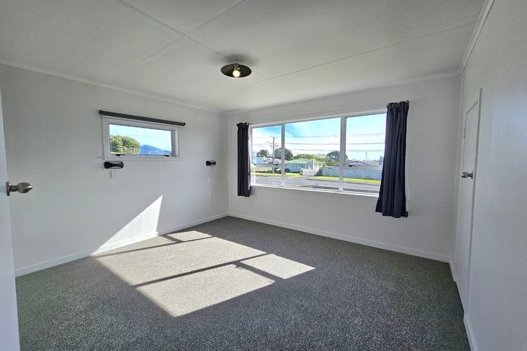 Photo of property in 10 Paritutu Road, Spotswood, New Plymouth, 4310