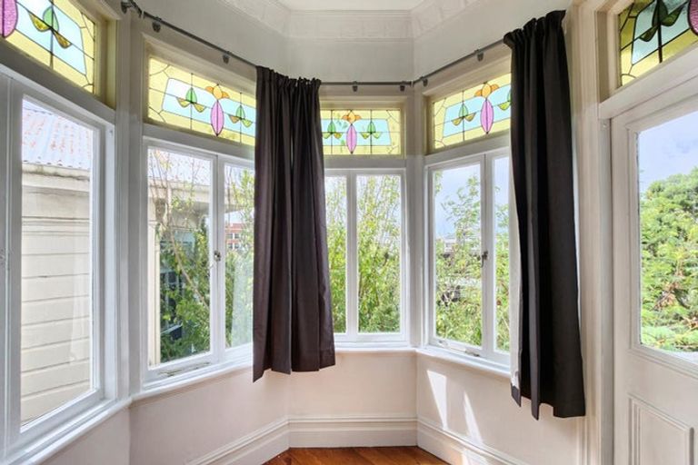 Photo of property in 72 Kelburn Parade, Kelburn, Wellington, 6012