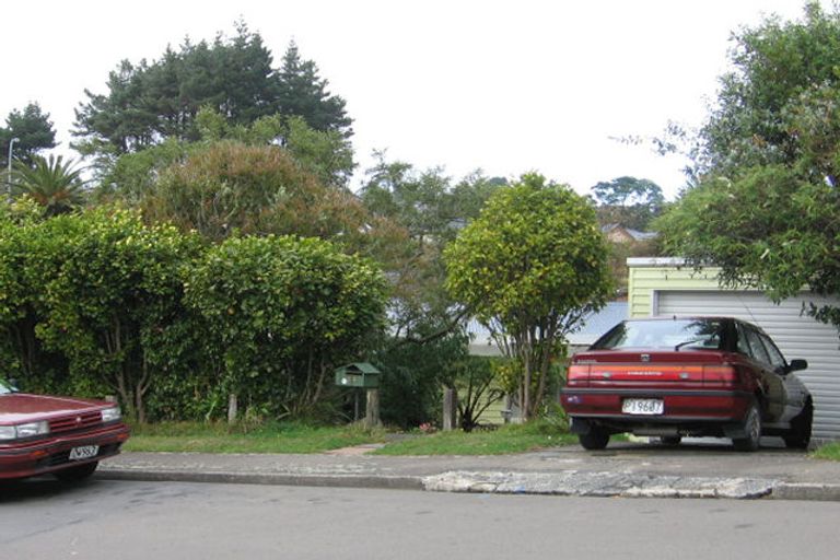 Photo of property in 39 Batchelor Street, Newlands, Wellington, 6037