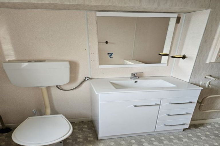 Photo of property in 34 Eastglen Road, Glen Eden, Auckland, 0602