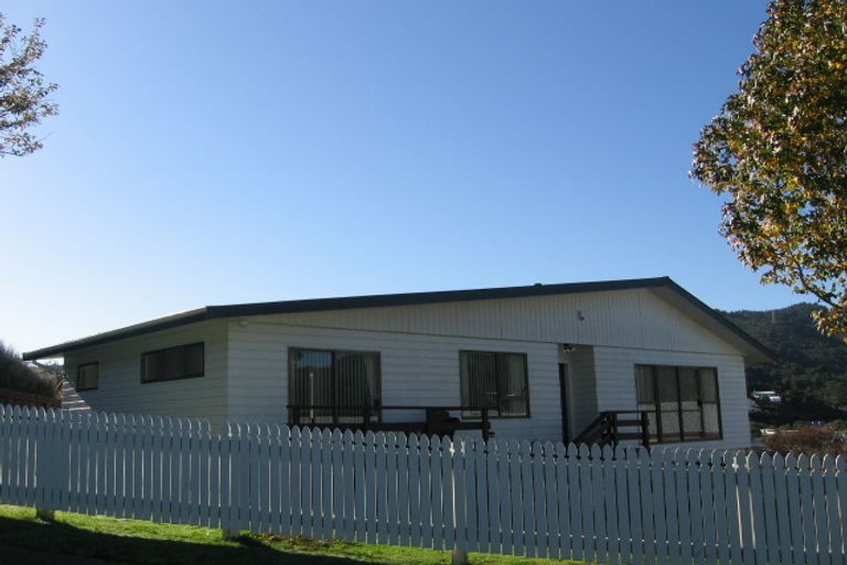 Photo of property in 15 Bogle Grove, Stokes Valley, Lower Hutt, 5019